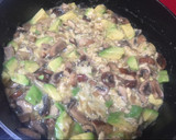 Foto del paso 3 de la receta: Revuelto de champiñones y aguacate