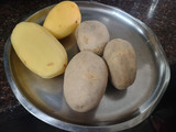 हींग वाले आलू (बीना लहसुन प्याज़ के) और साथ में भूनें चने के सत्तू के परांठे