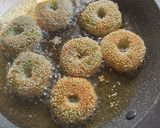 Foto langkah ke 5 dari resep Donat Pisang Wijen.