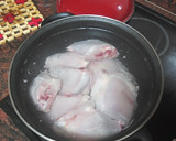 Foto del paso 1 de la receta: Contramuslo de pollo en salsa rubia con arroz blanco
