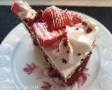 Epres fehércsokoládés-mascarponés vörösbársony torta recept fázis 10 fotója