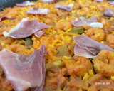 Foto del paso 10 de la receta: Arroz con ajos tiernos, gambas y jamón