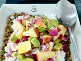 Ensalada de lentejas con manzana y queso cottage a la hierbabuena