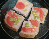 Foto del paso 4 de la receta: Tostada de paté con aceitunas y tomate condimentado