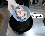 รูปขั้นตอนการทำที่ 2 ของ หมูผัดกิมจิ สูตรไม่มีโคชูจัง