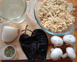 Foto del paso 1 de la receta: Pollo deshebrado con chile ancho
