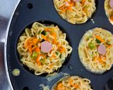 Foto langkah ke 5 dari resep Omelet Mie Instan Sosis.