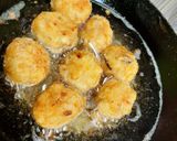 Foto langkah ke 4 dari resep Bolabola Singkong Keju Susu🤗.