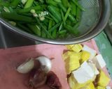 Foto langkah ke 1 dari resep Tumis daun bawang dan tahu.