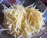 Hình bước làm 2 của món Pizza Bò Bằm Phô Mai Cheddar (Đế Sẵn-Làm Trong Một Nốt Nhạc)