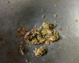 Foto langkah ke 3 dari resep Nasi Tumis Daun Jeruk.