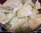Foto del paso 2 de la receta: Col con patatas, huevo Mollet y refrito de ajos