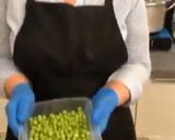 Foto del passaggio 1 della ricetta Risi e bisi alla veneta