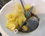 Une image de l'étape 7 de Purée de pommes de terre à l'oignon de roscoff, ail confit et beurre aux cristaux de sel.