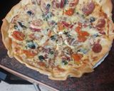 Foto del paso 4 de la receta: Pizza de jamón serrano, fuet, espinacas y tomate cherry
