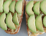 Foto del paso 8 de la receta: Tostas de aguacate, cebolla caramelizada y mermelada de tomate