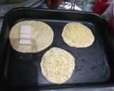 صورة لخطوة 4 من وصفة بيتزا أنواع بعجينة العشر دقائق 🍕