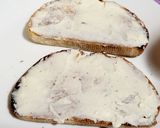 Foto del paso 4 de la receta: Montaditos de queso con crema de aguacate y atún