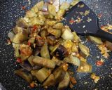 Foto langkah ke 3 dari resep Tumis terong.
