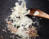 Foto langkah ke 3 dari resep Tumis tuna kalengan.