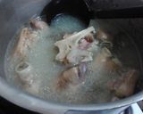 Foto del paso 2 de la receta: Patitas de 🐷 en salsa verde