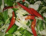 Foto langkah ke 4 dari resep Kacang panjang tumis daun melinjo dan kubis.