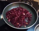 चविष्ट आणि पौष्टिक बीटरूट हलवा..(Beetroot Halwa Recipe In Marathi) रेसिपी स्टेप 5 फोटो 