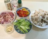 雞腿雙菇炒時蔬的食譜步驟1照片