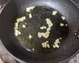 Foto del paso 2 de la receta: Salmón con revuelto de espinacas, champiñones y bocas de mar