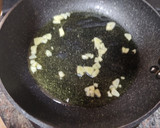 Foto del paso 2 de la receta: Salmón con revuelto de espinacas, champiñones y bocas de mar