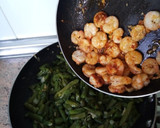 Foto del paso 4 de la receta: Salteado de habicholillas y gambas congeladas