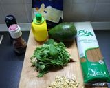 Foto del passaggio 1 della ricetta Spaghetti integrali al pesto di rucola, avocado e pinoli