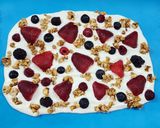 Foto del paso 3 de la receta: 🍓🫐🫙Bark helada de yogur griego, frutos rojos y avena con hilos de chocolate 🫙🫐🍓