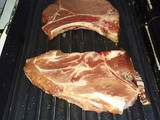 Chuletas de cerdo en crema de hongos y chorizo con puré de papas