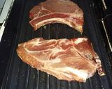 Foto del paso 2 de la receta: Chuletas de cerdo en crema de hongos y chorizo con puré de papas