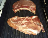Foto del paso 2 de la receta: Chuletas de cerdo en crema de hongos y chorizo con puré de papas