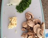 Foto del paso 1 de la receta: Tornillos en salsa blanca (sin leche de vaca)cebolla y champiñones