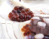 A picture of step 2 of Iced Cafe au Lait with Black Tapioca.