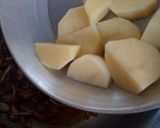 A picture of step 5 of Aloo Akni.