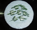Foto del passaggio 9 della ricetta Bocconcini rinfrescanti al cetriolo con Certosa, pomodorini ed erba cipollina