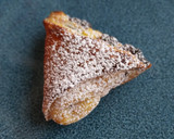 Foto del paso 7 de la receta: Triángulitos de hojaldre rellenos de crema y pepitas de chocolate