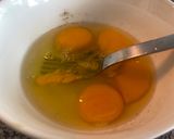 Foto del paso 2 de la receta: Omelette volteado de espinacas y cebollas