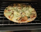 Foto del paso 4 de la receta: Pizzeta de pollo, quesos, jamón y espinacas con base de tortitas
