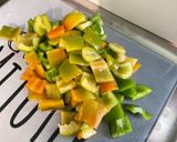 Une image de l'étape 2 de Courgettes et poivrons au lard et épices.