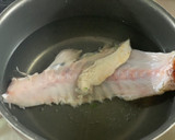 Foto del paso 1 de la receta: Mero en salsa verde