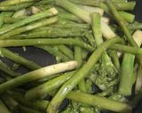 Foto del paso 3 de la receta: Bifes con espárragos al ajo