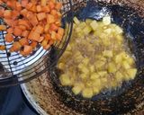 Foto langkah ke 2 dari resep Tumis kentang wortel / isian pastel / oseng kentang wortel.
