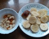 A picture of step 1 of Banana Dry Fruit Smoothie.