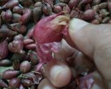 Foto langkah ke 2 dari resep Tips menyimpan bawang merah.