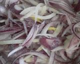 Foto del paso 1 de la receta: Revuelto de habas con cebolla morada💫